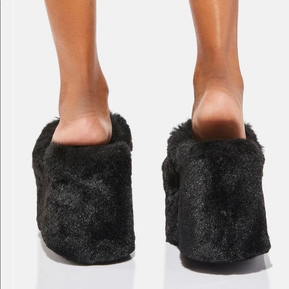 YRU Gravity Faux Fur Slides - Picture 7 of 8